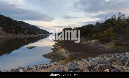 Lac Coyote à l'heure dorée. Banque D'Images