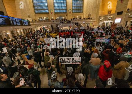 NEW YORK, NEW YORK - DÉCEMBRE 18 : les manifestants pro-palestiniens convergent vers Grand Central terminal avant de marcher vers certains des principaux centres de transport de la ville dans le cadre d'une « grève mondiale pour Gaza », appelant à la libération palestinienne et à un cessez-le-feu permanent entre Israël et le Hamas le 18 décembre 2023 à New York. La grève demande aux gens de ne pas faire leurs courses, de ne pas faire de banque, de travailler ou d’aller à l’école et d’exiger la fin de la guerre à Gaza, qui se déroule depuis l’attaque du Hamas en Israël le 7 octobre. (Photo de Michael Nigro/Sipa USA) crédit : SIPA USA/Alamy Live News Banque D'Images