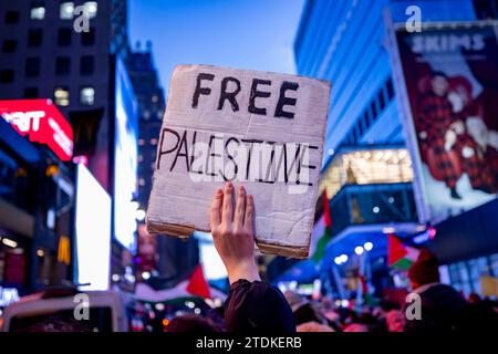 NEW YORK, NEW YORK - DÉCEMBRE 18 : des manifestants pro-palestiniens défilent devant l'Autorité portuaire dans le cadre d'une « grève mondiale pour Gaza », appelant à la libération palestinienne et à un cessez-le-feu permanent entre Israël et le Hamas le 18 décembre 2023 à New York. La grève demande aux gens de ne pas faire leurs courses, de ne pas faire de banque, de travailler ou d’aller à l’école et d’exiger la fin de la guerre à Gaza, qui est constamment bombardée depuis l’attaque du Hamas en Israël le 7 octobre. (Photo de Michael Nigro/Sipa USA) crédit : SIPA USA/Alamy Live News Banque D'Images