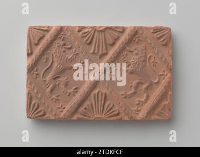 Pierre à entendre avec représentation de deux lions grimpants, c. 1875 - c. 1900 Pierre à entendre avec représentation de deux lions grimpants, placée dans une fenêtre profilée. Les demi-fenêtres en haut et en bas sont remplies de motif d'étoile. Terre-Bas faïence pierre d'audition avec représentation de deux lions grimpants, placée dans une fenêtre profilée. Les demi-fenêtres en haut et en bas sont remplies de motif d'étoile. Faïence néerlandaise Banque D'Images