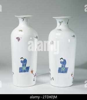 Vase, multicolore peint avec un décor kakiemon, meissener porzellan manufaktur, c. 1725 - c. 1730 vase cylindrique de porcelaine peinte. Le vase est décoré avec un garçon en vert et bleu sur un sol bleu à carreaux, un bouquet de fleurs en bleu et violet attaché ensemble avec un ruban bleu et un kylin vert. Le fond n'est pas émaillé. Le vase n'est pas marqué. Flotteur porcelaine vase cylindrique en porcelaine peinte. Le vase est décoré avec un garçon en vert et bleu sur un sol bleu à carreaux, un bouquet de fleurs en bleu et violet attaché ensemble avec un ruban bleu et un kylin vert. Le fond est ungla Banque D'Images