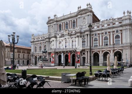 Vue de la façade arrière du Palazzo Carignano datant du 19e siècle sur la Piazza Carlo Alberto, un bâtiment historique, dans le centre-ville de Turin, Piémont, Italie Banque D'Images