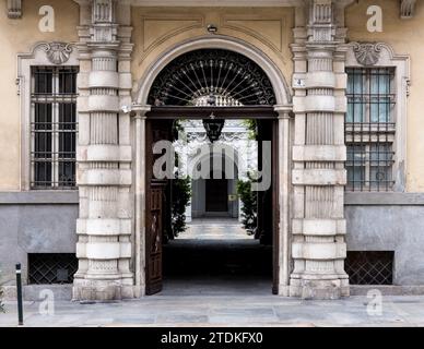 Vue sur le palais Asinari de San Marzano, ou palais Turati, un bâtiment de style baroque situé à Turin, région du Piémont, Italie. Banque D'Images