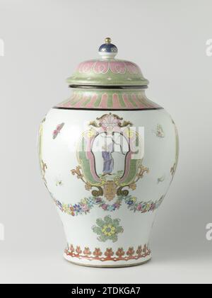 Pot de fontaine avec une image de l'Archer, anonyme, c. 1740 pot de Fontein sous la forme d'un vase de couvercle en forme de balustre ou en porcelaine, peint sur la glaçure en bleu, rouge, rose, vert, jaune, violet, noir et or. Sur le ventre quatre fois un cartouche avec l'archer. Le cartouche se compose de vignes à feuilles, de motifs de coquillages, de boucles et d'un masque ; les cartouches sont reliées entre elles par une guirlande et entourées de papillons et d'insectes. Sous chaque cartouche, une rosette de feuilles stylisée, dont un trou a été percé dans l'un au centre pour la grue. Autour du pied une bande avec des vignes à feuilles surélevées. Pneu décoratif Banque D'Images