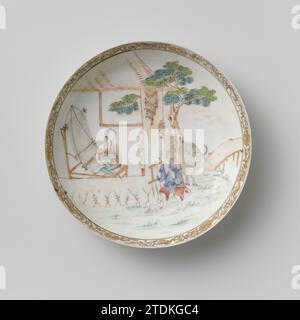 Soucoupe-plat avec le troupeau et la tisserand girl, anonyme, c. 1725 - c. 1749 bol en porcelaine avec mur rond, peint sur la glaçure en bleu, rouge, rose, vert, jaune, noir et or. Sur le devant un paysage de rivière avec un berger, des bœufs sont attachés à un arbre, et un tisserand dans un pavillon, une deuxième femme regarde autour du coin du cadre ; le bord intérieur avec des boissons de lotus. Une fissure dans le fond. Famle Rose. Porcelaine de Chine. glaçage. Or (métal) peinture / dorure / vitrification bol en porcelaine avec paroi ronde, peint sur la glaçure en bleu, rouge, rose, vert, jaune, noir et or. Sur le front une rivière Banque D'Images