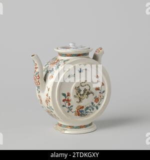 Théière avec un tigre, des oiseaux et des rouleaux floraux, anonyme, c. 1700 - c. 1799 théière de pâte molle de porcelaine (Pâte tendre) sur pied et un bec en forme de S, peint sur la glaçure en bleu, rouge, vert, jaune, noir et or. Le ventre a la forme d'un cylindre debout sur le côté, avec un médaillon surélevé et un cercle surélevé sur le mur plat. Sur le mur un tigre, deux oiseaux et une plante à fleurs. Le mur rond, le bec et l'oreille avec des vignes fleuries. Sur le cou et le pied une bande à tir à l'arc interrompue par des demi-fleurs. L'oreille a été en grande partie cassée. Couvercle en porcelaine avec vigne fleurie Banque D'Images