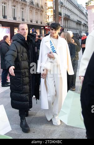 Paris, France. 18 décembre 2023. La candidate de Pixie Cut-Sporting Eve Gilles, 20 ans, originaire du Nord-pas-de-Calais dans le nord de la France, a été couronnée gagnante du concours samedi soir, et a déclaré que c’était un résultat positif pour la « diversité » dans la compétition. Il y avait beaucoup de monde pour célébrer le choix du gagnant en ligne, soulignant les MS Gilles suit dans une riche tradition de la mode française à cheveux courts, de Mistinguett à Coco Chanel. Crédit : Abaca Press/Alamy Live News Banque D'Images