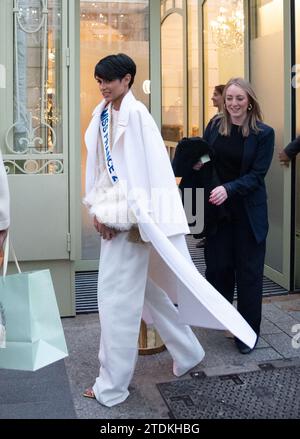 Paris, France. 18 décembre 2023. La candidate de Pixie Cut-Sporting Eve Gilles, 20 ans, originaire du Nord-pas-de-Calais dans le nord de la France, a été couronnée gagnante du concours samedi soir, et a déclaré que c’était un résultat positif pour la « diversité » dans la compétition. Il y avait beaucoup de monde pour célébrer le choix du gagnant en ligne, soulignant les MS Gilles suit dans une riche tradition de la mode française à cheveux courts, de Mistinguett à Coco Chanel. Crédit : Abaca Press/Alamy Live News Banque D'Images