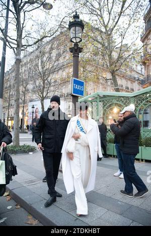 Paris, France. 18 décembre 2023. La candidate de Pixie Cut-Sporting Eve Gilles, 20 ans, originaire du Nord-pas-de-Calais dans le nord de la France, a été couronnée gagnante du concours samedi soir, et a déclaré que c’était un résultat positif pour la « diversité » dans la compétition. Il y avait beaucoup de monde pour célébrer le choix du gagnant en ligne, soulignant les MS Gilles suit dans une riche tradition de la mode française à cheveux courts, de Mistinguett à Coco Chanel. Crédit : Abaca Press/Alamy Live News Banque D'Images