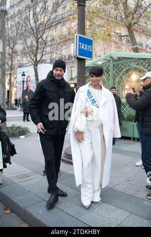 Paris, France. 18 décembre 2023. La candidate de Pixie Cut-Sporting Eve Gilles, 20 ans, originaire du Nord-pas-de-Calais dans le nord de la France, a été couronnée gagnante du concours samedi soir, et a déclaré que c’était un résultat positif pour la « diversité » dans la compétition. Il y avait beaucoup de monde pour célébrer le choix du gagnant en ligne, soulignant les MS Gilles suit dans une riche tradition de la mode française à cheveux courts, de Mistinguett à Coco Chanel. Crédit : Abaca Press/Alamy Live News Banque D'Images