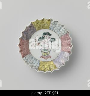 Soucoupe avec branche de prunus et un pin miniature dans un pot, anonyme, c. 1725 - c. 1749 plat en porcelaine avec paroi nervurée et bord festonné, peint sur la glaçure en bleu, rose, vert, jaune et violet. Sur l'appartement un pot de fleurs sur un tabouret avec une branche de prunus et un arbre à douleur nain ; le mur avec huit compartiments avec des motifs différents sur un sol vert, bleu, rose ou violet. Famle Rose. Porcelaine de Chine. glaçage. Or (métal) peinture / dorure / vitrification plat en porcelaine avec paroi nervurée et bord festonné, peint sur le glaçage en bleu, rose, vert, jaune et violet. Sur le plat un flo Banque D'Images