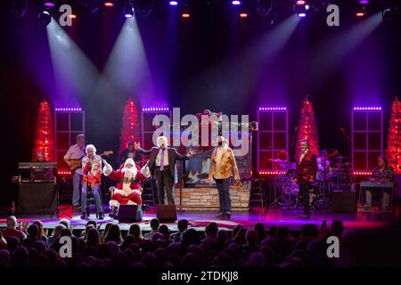 De Kalb, États-Unis. 17 décembre 2023. Joe Bonsall, Duane Allen, William Lee Golden et Richard Sterban des Oak Ridge Boys lors de la tournée de Noël Down Home au Théâtre égyptien le 17 décembre 2023, à DeKalb, Illinois (photo de Daniel DeSlover/Sipa USA) crédit : SIPA USA/Alamy Live News Banque D'Images