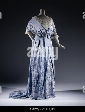 Robe de silkamast bleu clair avec motifs butah et crêpe de Chine, brodée en deux couleurs de soie bleue, fil d'argent et avec ficelle d'argent, Amélie, c. 1907 - c. 1909 Robe avec un brin de mât de daam de soie bleu doux avec motifs Kashmir Palm. Corps avec col en V. Demi-manches lisses de Damas et crêpe de Chine brodée. Col châle qui court dans une Pellerine. Cardigan avec dentelle. Un 'Ceintuur-corselett' drapé derrière. Jupe lisse de devant et avec un passage de cape. Juste sous une draperie sur laquelle une S-volute du côté brodé et frain perlé. De l'arrière froissé et ouvert environ th Banque D'Images