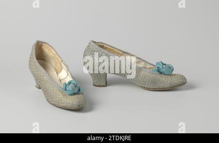 Paire de chaussures pour femmes avec motif paon-plume, c. 1930 Chaussure pour femmes en brokaat de soie bleu avec fil d'or dans un motif paon ferry. Modèle : nez arrondi, un morceau de feuille de brocart. L'avant du talon va droit vers le bas. Le côté et l'arrière du talon sont légèrement ajustés et recouverts de brokaat bleu. Le talon a un bord brun cuir de derrière le tour. Apprendre derrière avec huit clous collés au talon et à la semelle en cuir. Moitié arrière de la feuille doublée de cuir blanc ivoire. Talon doublé de velours beige. Feuille avant doublée de lin blanc ivoire. La semelle intérieure est en cuir blanc ivoire. Déc Banque D'Images