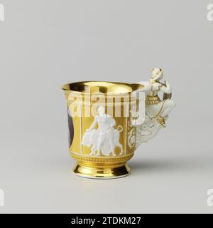 Coupe avec le portrait de Maria van Hohenzollern-Sigmaringen, c. 1867 porcelaine tête sur pied, peinte sur la glaçure en couleurs email et or. Le mur extérieur est divisé en quatre parcours avec un médaillon avec le portrait de Maria van Hohenzollern-Sigmaringen, signé 'A. Ambronnn'. De part et d'autre de cela en relief une performance classique : Hercule avec le lion et l'Europe avec le taureau. L'oreille a la forme d'une personne ailée, habillée classiquement, agenouillée sur un travail de boucle qui s'écoule dans les vignes de feuilles à l'envers. Le personnage se penche avec les deux bras sur un blason avec l'arme d'alliance du couple Banque D'Images