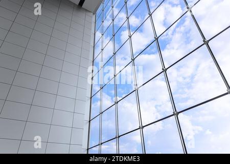 Grandes fenêtres bleu ciel de l'immeuble de bureaux d'affaires moderne dans la métropole. Conception d'éclairage économisant l'énergie de fenêtre de cadre de verre de centre commercial intérieur. Banque D'Images