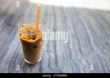 café glacé lait latte avec de la glace sur la boisson fraîche sucrée en été Banque D'Images