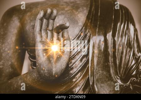 Statue de Bouddha gestes de la main dans les Mudras avec signe de sagesse lumière et image pacifique de la culture de religion bouddhiste Banque D'Images