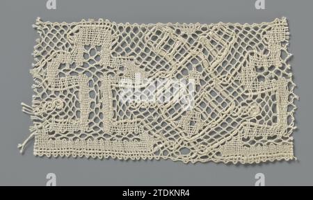 Bobine de bande avec croix et fenêtre ou 'silverzoren', anonyme, c. 1800 - c. 1899 bande de canette de couleur naturelle, côté suédois. La bande est attachée à un carton bleu clair avec des épingles, avec sept autres bandes. Au-dessus de la bande est sur le carton 'lacets de Dalecarlia. (Dalarna)' écrit et en dessous 'Silvercross. (Silverkors) ». Le motif répétitif est formé par un faisceau de fils qui a été travaillé à travers un sol maillé, un tuneral en forme de diamant. Les fils forment alternativement les contours d'une croix sur une base plate et un motif en forme de losange couronné de deux rectangles. Dans le contour Banque D'Images