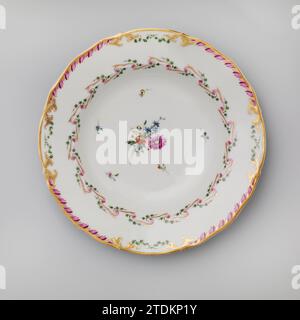 Assiette, modèle profond, appartenant à un service à motif ruban projeté avec branches de feuilles, bouquets de fleurs et branches de fleurs saupoudrées, Dihl et Guerhard, 1780 - in ou avant 1820 assiette, modèle profond, appartenant à un service de porcelaine avec un motif de ruban flambé en violet et or avec des branches de feuilles vertes, des bouquets de fleurs et des branches de fleurs saupoudrées. Borde golf clair avec décoration en or avec motif de feuilles violettes entre lesquelles motif de feuilles croisées vertes. Marqué : MF. Le Dihl et Guerhard à Paris. Série de onze pièces. ParisAmsterdam porcelaine plaque, modèle profond, appartenant à un service de porcelaine wi Banque D'Images