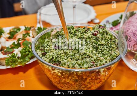 Salade traditionnelle de taboulé sur des plats clairs pour la table du nouvel an Banque D'Images