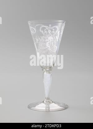 Verre à vin avec un portrait du roi Guillaume III, anonyme, en ou après 1690 - c. 1700 base plate avec retourné. Tronc creux en forme de balustre avec un disque plat. Calice en forme d'entonnoir, arrondi au fond. Sur le calice, le buste couronné du roi Willem III et l'inscription 'Wiliam Rex. Souffleur de verre : Low CountriesRotterdam Glass Blowing base plate avec retourné. Tronc creux en forme de balustre avec un disque plat. Calice en forme d'entonnoir, arrondi au fond. Sur le calice, le buste couronné du roi Willem III et l'inscription 'Wiliam Rex. souffleur de verre : Banque D'Images