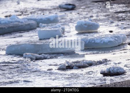 Les floes de glace fondantes reposent sur la côte de la mer Baltique sur une photo de fond hivernale naturelle de jour Banque D'Images