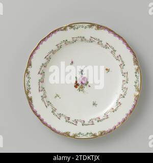 Assiette, modèle plat, appartenant à un service à motif de ruban flambé avec branches de feuilles, bouquets de fleurs et branches de fleurs dispersées, fabrication Oud -Loosdrecht, 1780 - in ou avant 1820 assiette, modèle plat, appartenant à un service de porcelaine avec un motif de ruban flambé en violet et or avec des branches de feuilles vertes, des bouquets de fleurs et des branches de fleurs saupoudrées. Borde golf clair avec décoration en or avec motif de feuilles violettes entre lesquelles motif de feuilles croisées vertes. Marqué : M.O.L. ou Amstel. Loosdrecht Amsterdam plaque en porcelaine, modèle plat, appartenant à un service de porcelaine avec un motif de ruban jeté Banque D'Images