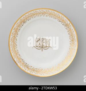 Plat avec les armoiries de Hendrik Peter Godfried Quack et Isabella Gertraud von Carnap, Etienne Blancheron, c. 1790 - c. 1800 plat en porcelaine, peint sur le glaçage avec de l'or. Sur le plat l'arme de l'alliance de Hendrik Peter Godfried Quack et Isabella Gertraud von Carnap. Le bord avec une boisson florale et une bande dorée. Entreprise de porcelaine : Paris (éventuellement)pays-Bas (éventuellement) porcelaine. glaçage. Or (métal) peinture / dorure / vitrification plat en porcelaine, peint sur le glaçage avec de l'or. Sur le plat l'arme de l'alliance de Hendrik Peter Godfried Quack et Isabella Gertraud von Carnap. Le e Banque D'Images