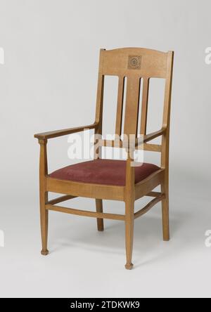 Fauteuil avec rosette tressée tranchée et recouverte de trijp rouge/rose, Karel Petrus Cornelis de Basel, c. 1894 - c. 1900 fauteuil en chêne-bois reposant sur quatre pieds incurvés. Les jambes sont interconnectées au moyen de règles incurvées. Les pieds avant se prolongent dans les jambes des accoudoirs. Les pattes postérieures continuent dans les arrière-styles. Le dossier se compose d'un panneau avec un haut rond en haut et une ligne sur le bas avec trois styles entre les deux, dont le style du milieu est plus large que les deux autres. Sur le panneau sur le dessus, une rosette tranchée avec des bords perlés et incrustée d'ébène est au milieu. TH Banque D'Images