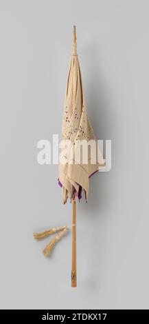 Parasol avec un tablier sans lin sur lequel dans la même couleur (ouvert) broderie, bordée de côté violet, sur un bâton de bois clair Konian, anonyme, c. 1908 parasol de Écressliglig lin avec broderie blanche. Chaque secteur est redressé droit et muni d'une bordure à la machine, tandis que la broderie ouverte ('richelieu work') est appliquée sous forme de tiges enroulées, sur lesquelles des fleurs de rosette à six feuilles et des feuilles ouvertes. En outre de larges baies variées. Doublure en soie violette. Huit côtes. Bouton en forme de cône en bois avec applique en cuivre avec portrait d'une dame. Un cordon est attaché avec deux brosses latérales sur le bâton Banque D'Images