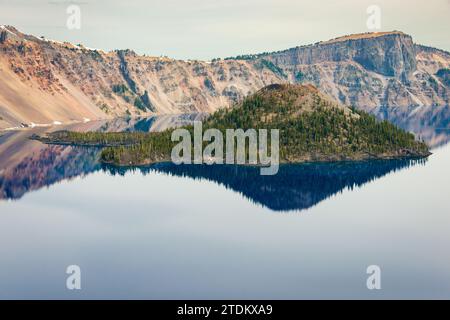 Vue sur RIM au parc national de Crater Lake dans l'Oregon, États-Unis Banque D'Images
