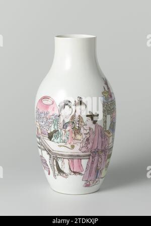 Vase ovoïde avec trois femmes et un accompagnateur entouré d'objets précieux, anonyme, c. 1800 - c. 1899 vase en porcelaine en forme d'oeuf avec un col large et court, peint sur la glaçure en bleu, rose, vert, jaune, noir et or. Sur le mur une scène de deux femmes derrière une table entourée de vases, de tables et d'antiquités (sceptre, livres, trépied, vase avec des ressorts de paon, corail) ; à côté de ce groupe un serviteur avec un vase à fleurs, devant elle se trouve un chat; une troisième femme devant la table, qui peint apparemment la scène sur le vase. Famle Rose. Porcelaine de Chine. glaçage. peinture or (métal) / gildin Banque D'Images