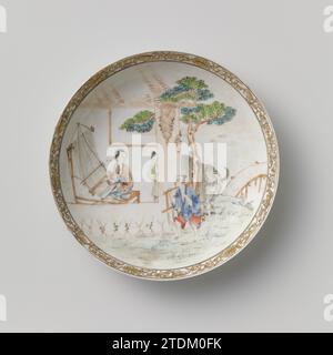 Soucoupe-plat avec le troupeau et la tisserand girl, anonyme, c. 1725 - c. 1749 bol en porcelaine avec mur rond, peint sur la glaçure en bleu, rouge, rose, vert, jaune, noir et or. Sur le devant un paysage de rivière avec un berger, des bœufs sont attachés à un arbre, et un tisserand dans un pavillon, une deuxième femme regarde autour du coin du cadre ; le bord intérieur avec des boissons de lotus. Famle Rose. Porcelaine de Chine. glaçage. Or (métal) peinture / dorure / vitrification bol en porcelaine avec paroi ronde, peint sur la glaçure en bleu, rouge, rose, vert, jaune, noir et or. Sur le front un paysage fluvial avec un shèphe Banque D'Images