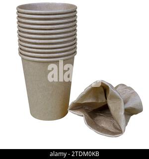 quelques tasses de papier recyclé sur fond transparent Banque D'Images