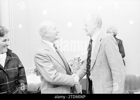 Félicitez M. van Dijk et M. Wisse, Cross Association, Haarlem, Huldiging, Cross Societies, Haarlem, pays-Bas, 15-02-1980, Whizgle News from the Past, taillé pour l'avenir. Explorez les récits historiques, l'image de l'agence néerlandaise avec une perspective moderne, comblant le fossé entre les événements d'hier et les perspectives de demain. Un voyage intemporel façonnant les histoires qui façonnent notre avenir Banque D'Images