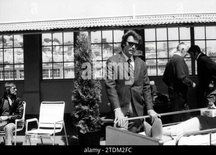 CLINT EASTWOOD sur le plateau photo candide à San Francisco prise par la photographe indépendante DORIS NIEH lors du tournage de la séquence de l'hôpital pour DIRTY HARRY 1971 réalisateur DON SIEGEL Histoire Harry Julian Fink et Rita M. Fink musique Lalo Schifrin The Malpaso Company / Warner Bros. Banque D'Images