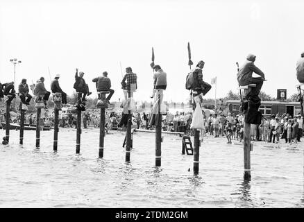Concours de pole sitting Oosterduinse Meer Noordwijkerhout, Noordwijkerhout, 00-00-1982, Whizgle nouvelles du passé, adaptées à l'avenir. Explorez les récits historiques, l'image de l'agence néerlandaise avec une perspective moderne, comblant le fossé entre les événements d'hier et les perspectives de demain. Un voyage intemporel façonnant les histoires qui façonnent notre avenir Banque D'Images