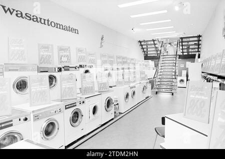 Salle de lave-linge, Grote Houtstraat, intérieur, Haarlem, Grote Houtstraat, pays-Bas, 29-09-1972, Whizgle News from the Past, taillé pour l'avenir. Explorez les récits historiques, l'image de l'agence néerlandaise avec une perspective moderne, comblant le fossé entre les événements d'hier et les perspectives de demain. Un voyage intemporel façonnant les histoires qui façonnent notre avenir Banque D'Images