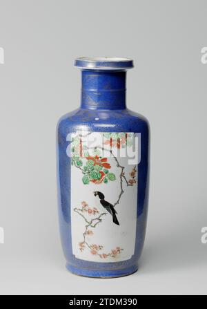 Vase cylindrique, épaulé avec poudre bleue et panneaux en réserve avec sprays de fleurs et oiseaux, anonyme, c. 1700 - c. 1724 vase cylindrique en porcelaine avec épaule inclinée, col droit et bord plat, vertical, peint en bleu sous-laque et sur la glaçure bleu, rouge, vert, jaune, noir et or. Le vase est recouvert de poudré bleu (bleu poudre) avec deux cartouches rectangulaires aux coins pressés remplies d'un oiseau sur une branche de fleur (prunus et pivoine) ; sur le bleu un décor en or de boucles avec des fleurs stylisées et deux cartouches rectangulaires aux coins pressés, l'une remplie de ro Banque D'Images