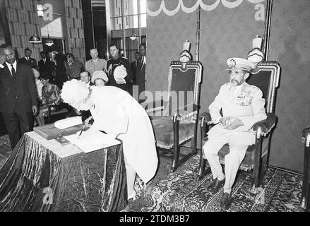 La Reine Juliana, le Prince Bernhard, la Princesse Beatrix, le Prince Claus et la délégation en visite d'Etat en Ethiopie (janvier - février), Ethiopië, 00-00-1969, Whizgle News from the Past, taillé pour l'avenir. Explorez les récits historiques, l'image de l'agence néerlandaise avec une perspective moderne, comblant le fossé entre les événements d'hier et les perspectives de demain. Un voyage intemporel façonnant les histoires qui façonnent notre avenir Banque D'Images