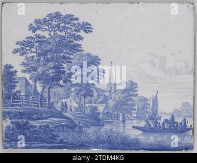 Plaque rectangulaire avec paysage fluvial, Frederik van Frytom (attribué à), c. 1670 - c. 1690 plaque de faïence avec paysage fluvial. Sur la rive gauche un village avec des arbres et une église avec des grévistes de tour. Sur la droite au premier plan un ferry, sur lequel plusieurs personnages et un cavalier à cheval. Au premier plan, roseau et broussailles. Delft . Assiette de faïence avec un paysage fluvial. Sur la rive gauche un village avec des arbres et une église avec des grévistes de tour. Sur la droite au premier plan un ferry, sur lequel plusieurs personnages et un cavalier à cheval. Au premier plan, roseau et broussailles. Delft . Banque D'Images