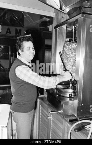 Portrait du propriétaire de la salle de grill shawarma israélienne Shalom, 00-02-1985, Whizgle News from the Past, taillé pour l'avenir. Explorez les récits historiques, l'image de l'agence néerlandaise avec une perspective moderne, comblant le fossé entre les événements d'hier et les perspectives de demain. Un voyage intemporel façonnant les histoires qui façonnent notre avenir Banque D'Images
