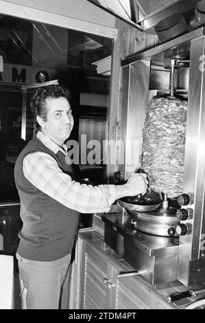 Portrait du propriétaire de la salle de grill shawarma israélienne Shalom, 00-02-1985, Whizgle News from the Past, taillé pour l'avenir. Explorez les récits historiques, l'image de l'agence néerlandaise avec une perspective moderne, comblant le fossé entre les événements d'hier et les perspectives de demain. Un voyage intemporel façonnant les histoires qui façonnent notre avenir Banque D'Images