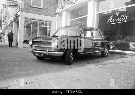 Voiture Austin 1800 garée devant un concessionnaire automobile, 00-03-1965, Whizgle News from the Past, taillée pour l'avenir. Explorez les récits historiques, l'image de l'agence néerlandaise avec une perspective moderne, comblant le fossé entre les événements d'hier et les perspectives de demain. Un voyage intemporel façonnant les histoires qui façonnent notre avenir Banque D'Images