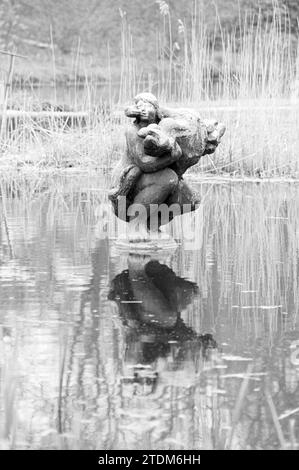 Sculpture 'Leda et le cygne' de NIC. Jonque dans le parc Velserbeek, Velsen, 21-04-1994, Whizgle News from the Past, taillé pour l'avenir. Explorez les récits historiques, l'image de l'agence néerlandaise avec une perspective moderne, comblant le fossé entre les événements d'hier et les perspectives de demain. Un voyage intemporel façonnant les histoires qui façonnent notre avenir Banque D'Images