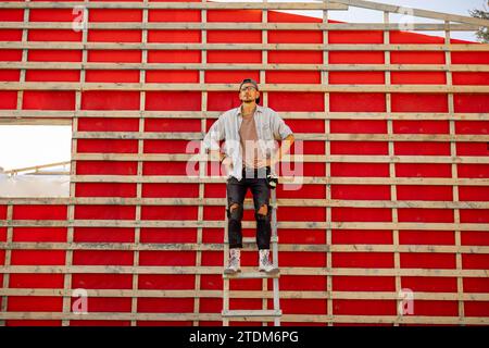 Homme construisant une maison à ossature en bois Banque D'Images