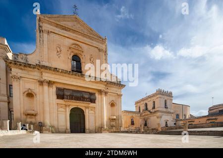 Noto - 22 novembre 2022 : vue panoramique à Noto, avec l'église San Salvatore et l'église Santa Chiara. Province de Syracuse, Sicile, Italie. Banque D'Images