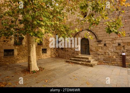 Église de Santa Eulàlia dans le village de Palau de Santa Eulàlia par un matin nuageux d'automne (Alt Empordà, Gérone, Catalogne, Espagne) Banque D'Images