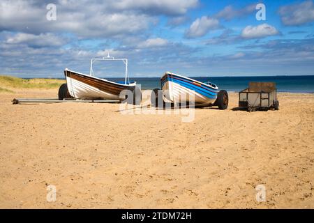 bateaux de pêche sur la plage à marske au bord de la mer dans le nord du yorkshire Banque D'Images